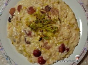 Foto di Risotto con porro, uva nera e taleggio 🍇🧀