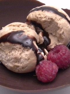 Una foto de Cestos de chocolate y helado de turrón