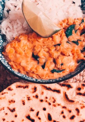 Une photo de Dahl de lentilles corail et cheese naans au cheddar