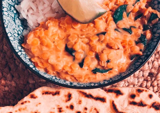 Dahl de lentilles corail et cheese naans au cheddar