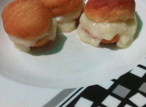 Una foto de Bombas fritas con crema pastelera