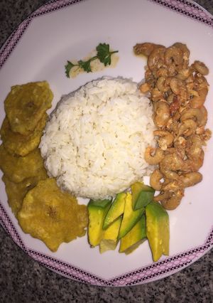 Una foto de Camarones al vapor a mi gusto con arroz blanco y tostones
