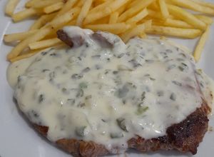 Una foto de Lomo al verdeo con papas fritas