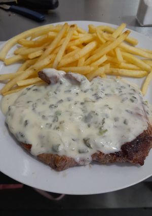 Una foto de Lomo al verdeo con papas fritas