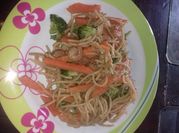 Una foto de pasta con camarones chino