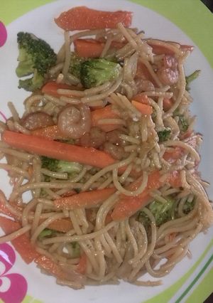 Una foto de Spaghetti chino con camarones
