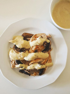 Una foto de Pechuga de pavo con bechamel de garbanzo