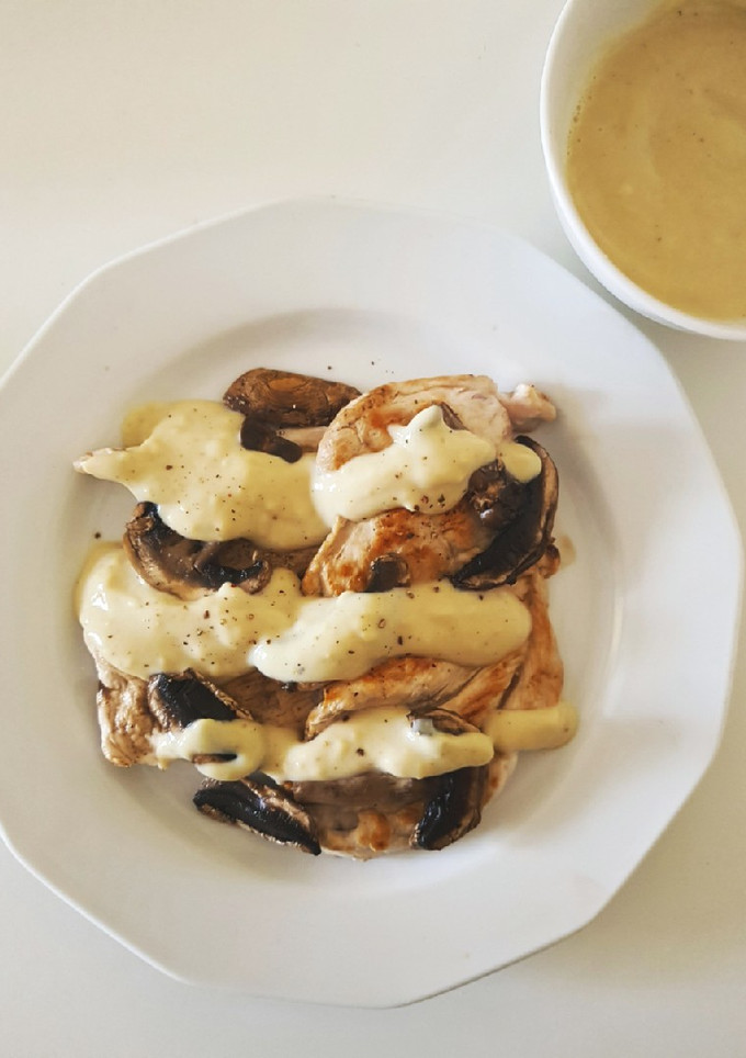 Una foto de Pechuga de pavo con bechamel de garbanzo