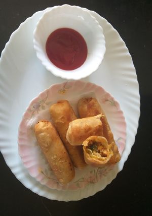 A picture of Pery pery chicken cheese rolls.