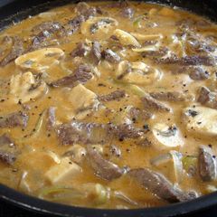 A picture of Beef Stroganoff.