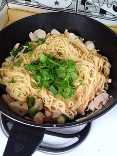 【愛在家裡麵x好勁道】塔香什錦炒麵 的食譜成品照片