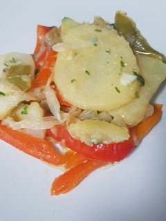Una foto de 🥔 Patatas a lo pobre 🌶️🫑🧅
