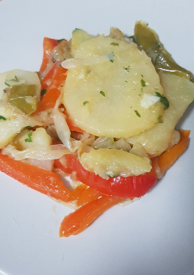 Una foto de 🥔 Patatas a lo pobre 🌶️🫑🧅