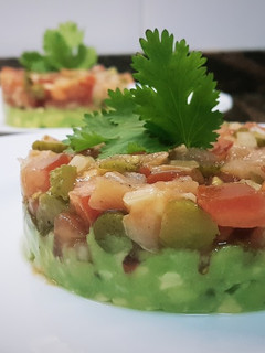 Una foto de Tartar de aguacate y salmón ahumado