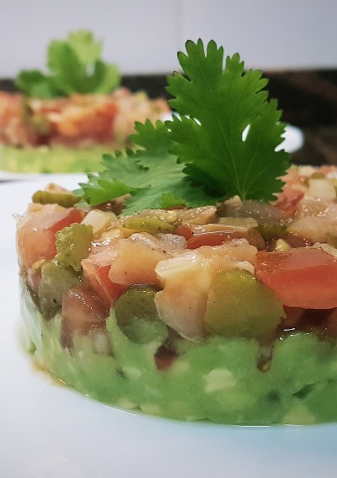 Una foto de Tartar de aguacate y salmón ahumado