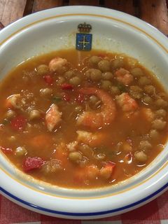 Una foto de Garbanzos con langostinos