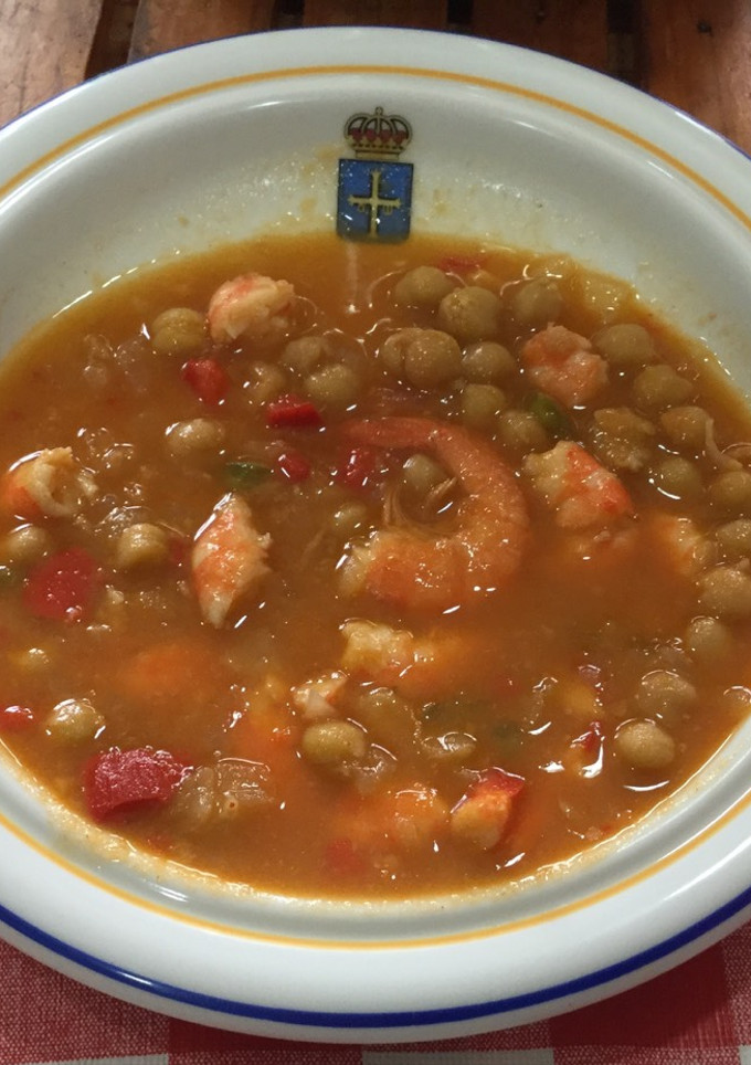 Una foto de Garbanzos con langostinos