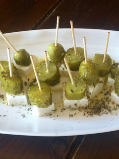 Una foto de Pinchos de feta y pepinillos