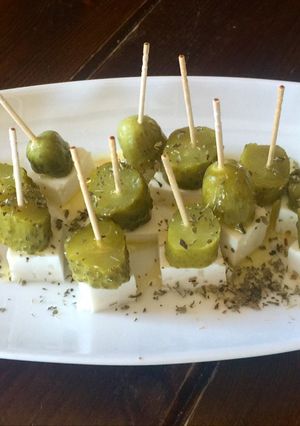 Foto principal de Pinchos de feta y pepinillos