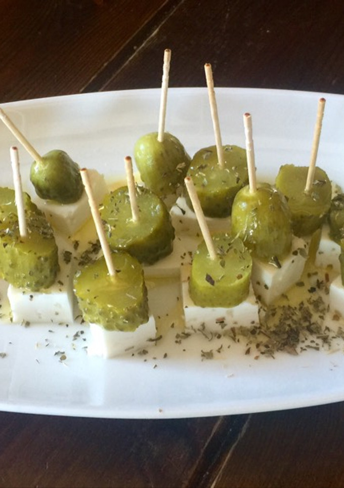 Una foto de Pinchos de feta y pepinillos