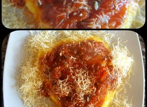 Una foto de Polenta con salsa de tomates y hierbas frescas