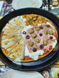 Pizza con mejillones, palmitos, jamón