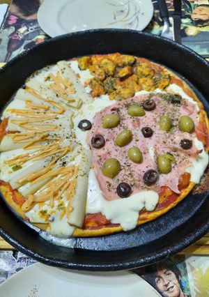 Una foto de Pizza con mejillones, palmitos, jamón