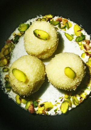 રવા ના લાડુ (Rava ladoo Recipe In Gujarati) રેસીપી મુખ્ય ફોટો