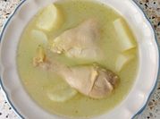 Una foto de muslo de pollo con papas