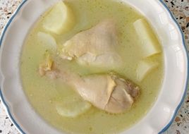 Caldo de pollo 🍗🥔en tomate verde con papas