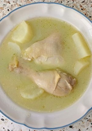 Una foto de Caldo de pollo 🍗🥔en tomate verde con papas