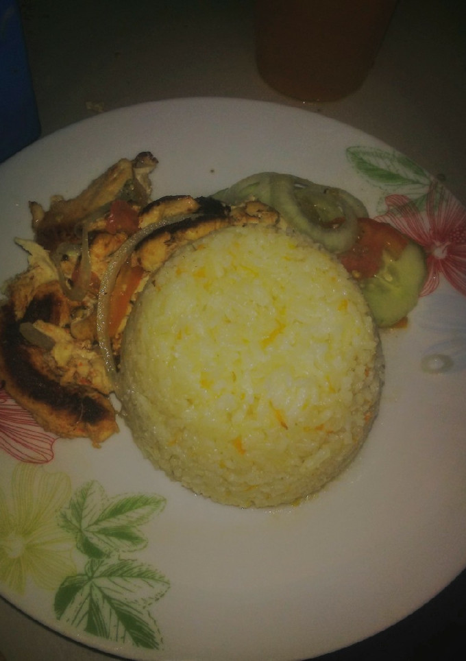 Una foto de Arroz de zanahoria a la pechuga asada con ensalada cítrica