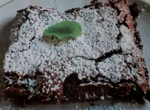 Una foto de Brownie con cacao en polvo