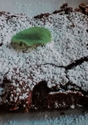 Una foto de Brownie con cacao en polvo