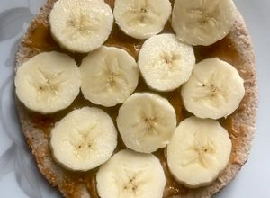 Una foto de Mini pan árabe con crema de cacahuate y plátano