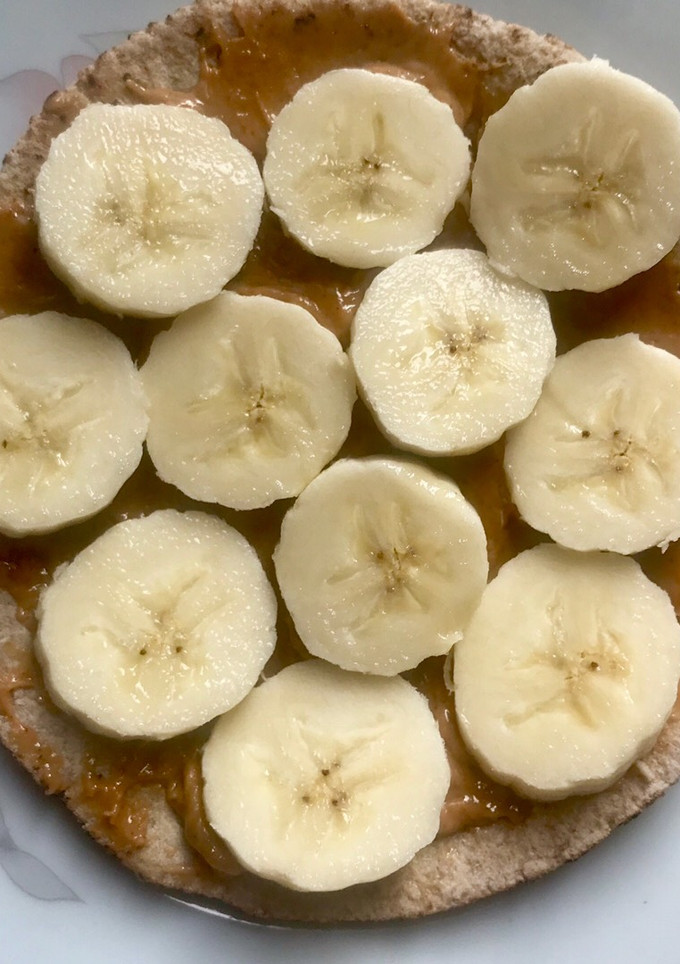 Una foto de Mini pan árabe con crema de cacahuate y plátano