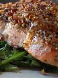 Salmão ao Forno com Crosta de Nozes e Ervas