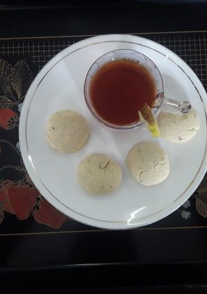A picture of Sooji cookies with lemon tea.
