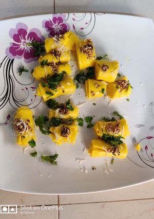 A picture of Khandvi.