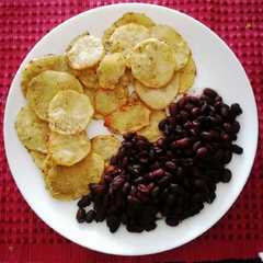 Una foto de Porotos negros y papas al romero