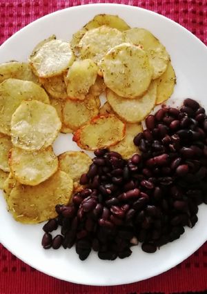 Una foto de Porotos negros y papas al romero