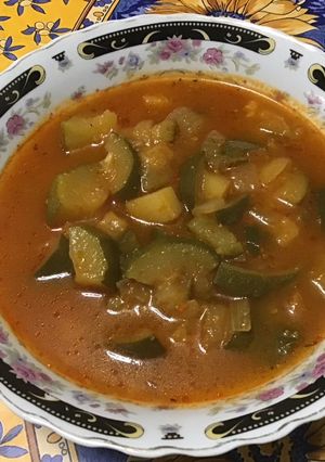 Une photo de Soupe de pommes de terre et courgettes à la tomate