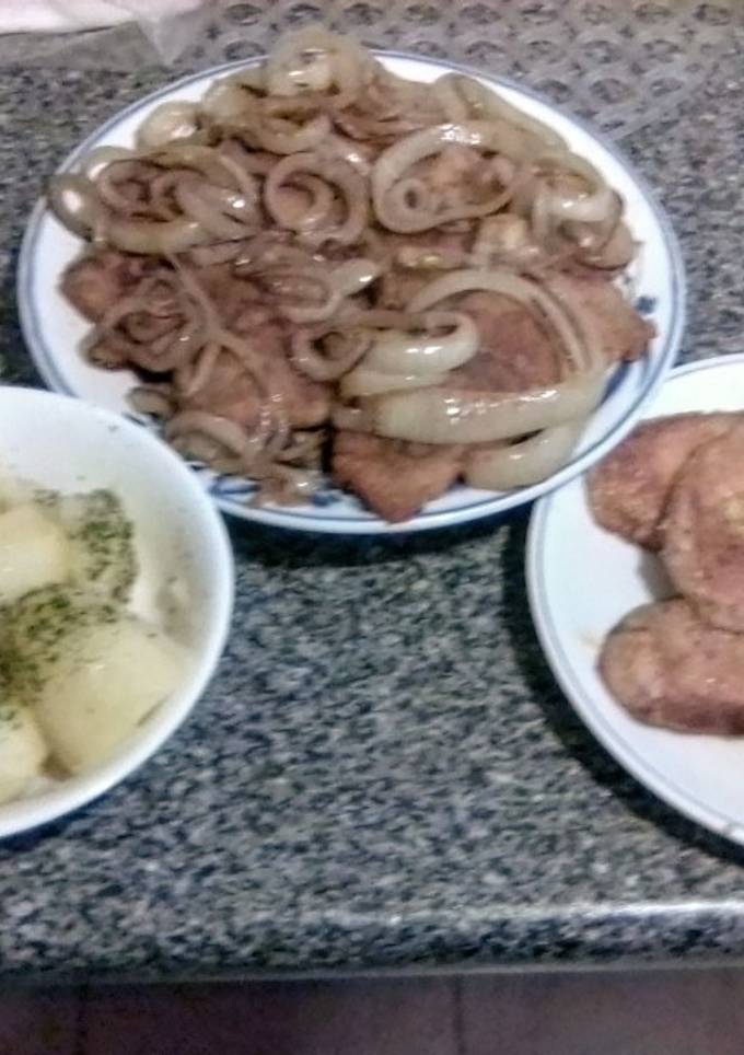 Смажене філе панги з картопелькою і грінками