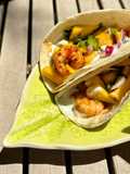 Tacos de langostinos marinados y pico de gallo con mango