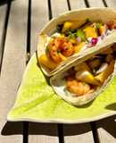 Tacos de langostinos marinados y pico de gallo con mango
