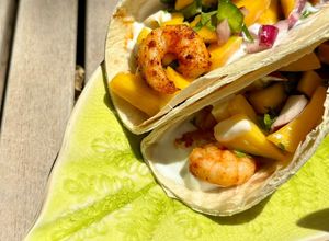 Foto principal de Tacos de langostinos marinados y pico de gallo con mango