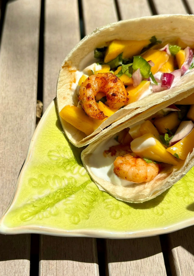 Una foto de Tacos de langostinos marinados y pico de gallo con mango