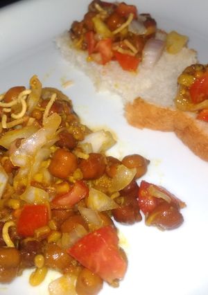A picture of Chana sprouts salad.