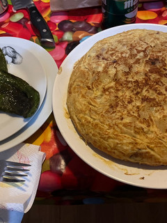 Una foto de Tortilla de patata con queso y cebolla