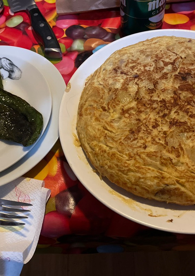 Una foto de Tortilla de patata con queso y cebolla